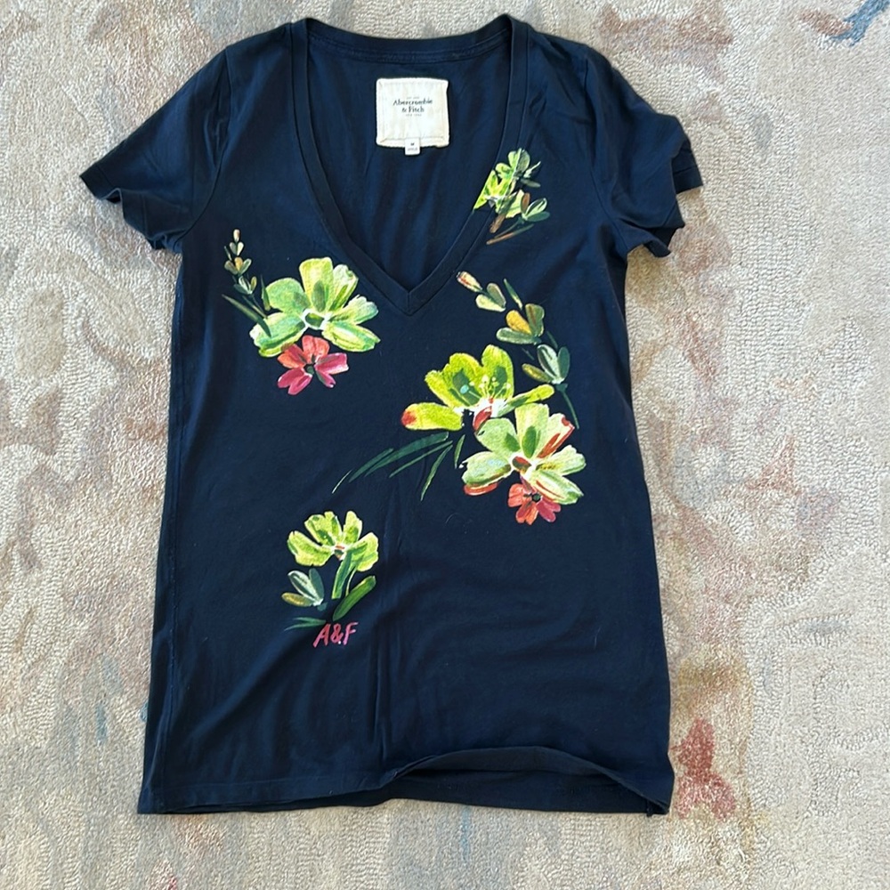 Abercrombie & Fitch Navy Size M
Short-Sleeve Flowers Graphic Skimming Tee